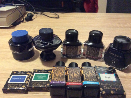 Mijn collectie inkt, nogal chaotisch op tafel uitgesteld. Per merk hebben de flesjes allerlei verschillende vormen