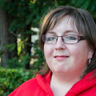 Een glimlachende Sophie in rood vest